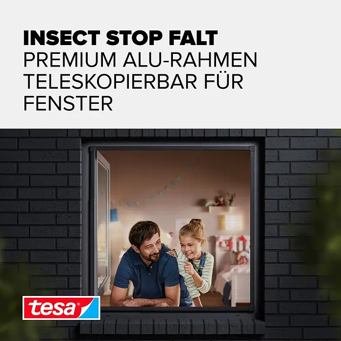 Tesa Insektenschutzfenster FALT für Fenster - Anthrazit, Montage Insektengitter: Klemmen - Tesa Premium Teleskop-Alu-Insektenschutzgitter mit dunklem Rahmen im Fenster, ein Mann und Kind sind durch das Netz klar zu sehen.