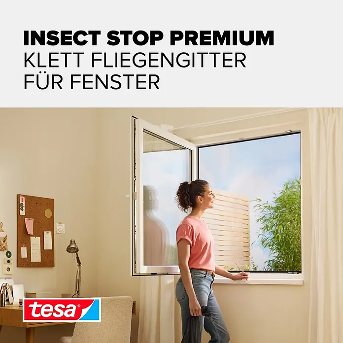 Tesa Insect Stop Insektenschutzgitter Premium - B x H: 130 x 150 cm, Anthrazit, Montage Insektengitter: Ankletten - Schwarzes Insektenschutzgitter am Fenster, das Schutz bietet, während eine Frau hinausschaut.