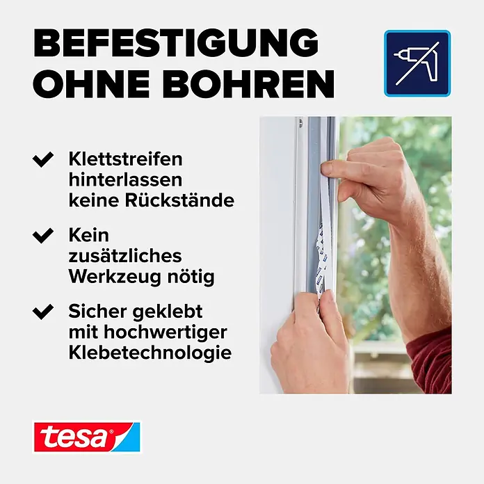 Tesa Sonnen-& Insektenschutz-Gitter - B x H: 130 x 150 cm, Montage Insektengitter: Ankletten - Eine Hand befestigt einen Tesa Klebestreifen an einem Fensterrahmen, demonstrierend die bohrfreie Montage mit hochwertiger Klebetechnologie.