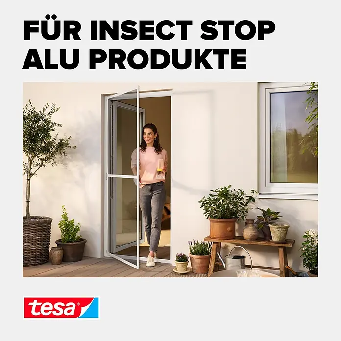 Tesa Insect Stop Insektenschutzgitter Ersatzrolle - B x H: 1 x 1,2 m - Weiße Insektenschutztür aus Aluminium, offen auf einer Terrasse, eine Frau tritt hindurch und hält ein Getränk.