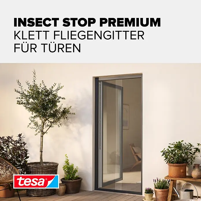 Tesa Insect Stop Insektenschutzgitter Premium - B x H: 130 x 220 cm, Weiß, Montage Insektengitter: Ankletten - tesa Insect Stop Premium Klett-Fliegengitter an einer geöffneten Tür zu einer Terrasse.