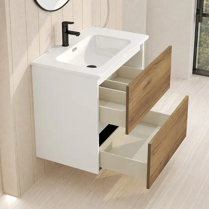 Conjunto de mueble de baño Wood - Ancho: 60 cm, Blanco y teka, Mate, 2 pzs., Número de cajones: 2 ud. - Mueble de baño blanco suspendido con lavabo cerámico, grifo negro y dos cajones con frente de madera, uno con divisiones, en un baño.