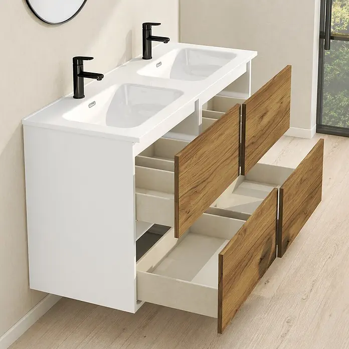 Conjunto de mueble de baño Wood - Ancho: 120 cm, Blanco y teka, Mate, 2 pzs., Número de cajones: 4 ud. - Tocador de baño doble blanco con dos lavabos, grifos negros y frentes de cajón de madera clara, con algunos cajones abiertos mostrando el almacenamiento interno.