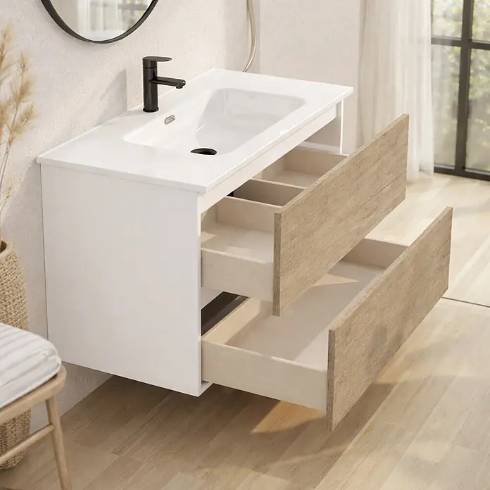 Conjunto de mueble de baño Wood - Ancho: 80 cm, Blanco y nature, Mate, 2 pzs., Número de cajones: 2 ud. - Mueble de baño suspendido con lavabo blanco integrado, grifo negro y dos cajones abiertos con frentes de efecto madera clara.