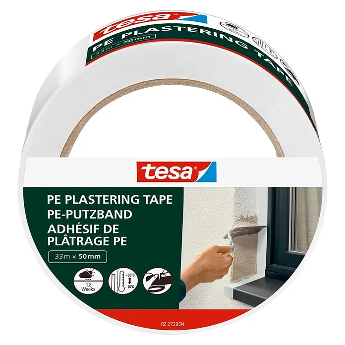 Tesa Putzband PE - Weiß, L x B: 33 m x 5 cm, Von Hand einreißbar - Weiße Tesa PE Putzbandrolle, 33m x 50mm, Produktetikett zeigt Anwendung an verputzter Wand.