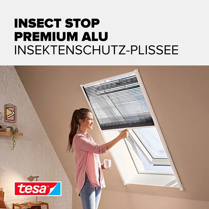 Tesa Insect Stop Insektenschutz-Dachfensterplissee teleskopierbar - Montage Insektengitter: Kleben - Frau verstellt ein dunkles Plissee-Insektenschutzgitter aus Aluminium an einem Dachfenster. Schützt vor Insekten.