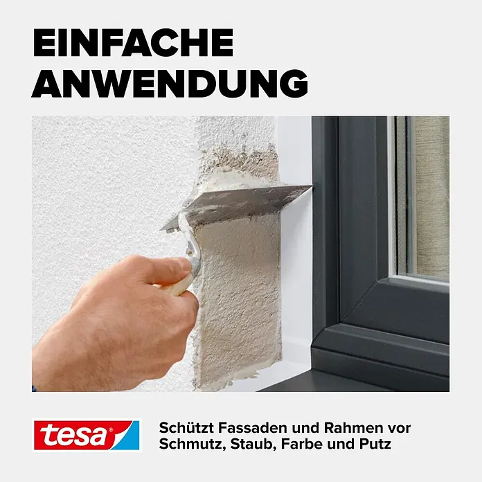 Tesa Putzband PE - Weiß, L x B: 33 m x 5 cm, Von Hand einreißbar - Hand trägt Putz auf Wand neben Fensterrahmen auf, geschützt durch Abdeckband. Einfache Anwendung für Fassaden- und Rahmenschutz.