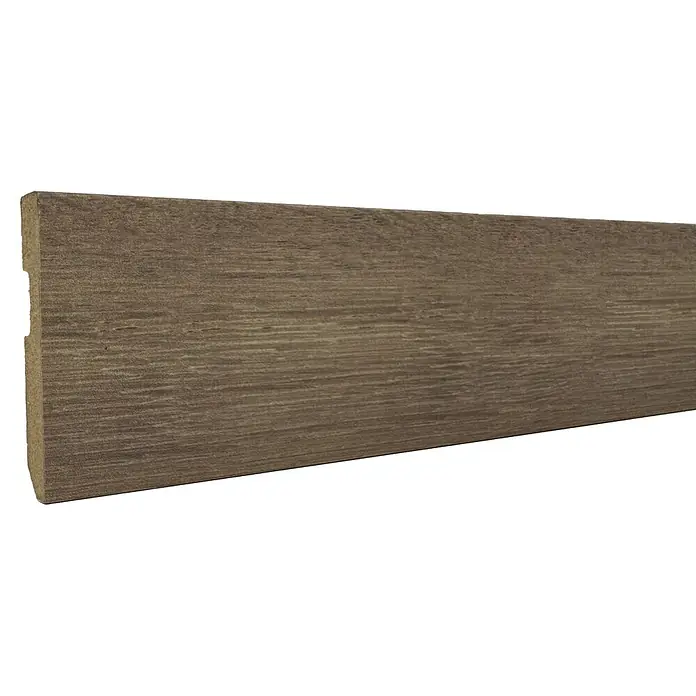 Bariperfil Rodapié Roble Norden Duna - 225 cm x 14 mm x 80 mm, MDF, Roble Norden Duna - Rodapié marrón con aspecto de madera y superficie texturizada, visto de lado.