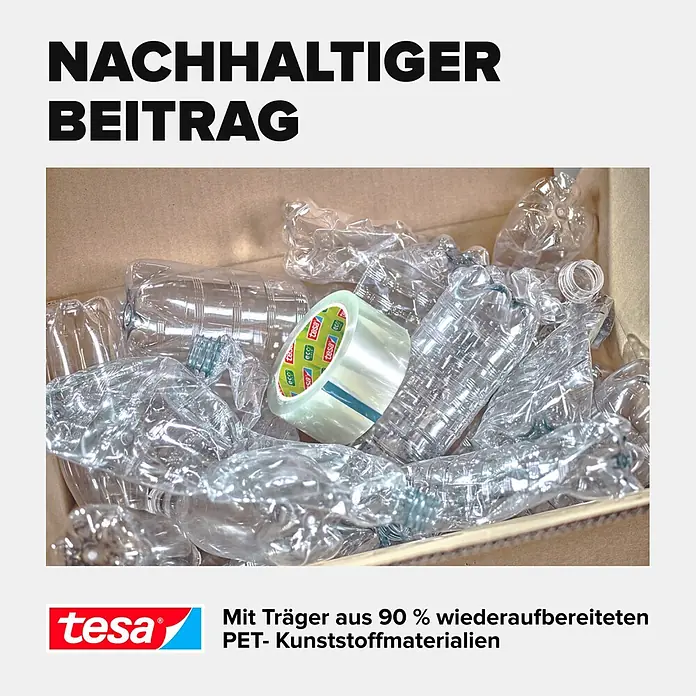 Tesa Pack Paketklebeband Ultra Strong Recycled - Transparent, L x B: 66 m x 50 mm - Tesa Klebebandrolle auf einem Haufen recycelter Plastikflaschen. Der Klebebandträger besteht aus 90 % recyceltem PET-Kunststoff.