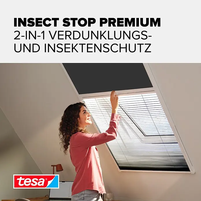 Tesa Sonnen-& Insektenschutz-Gitter - B x H: 116 x 164 cm, Montage Insektengitter: Kleben - Frau stellt 2-in-1 Dachfensterrollo mit Verdunkelungs- und Insektenschutzfunktion ein.