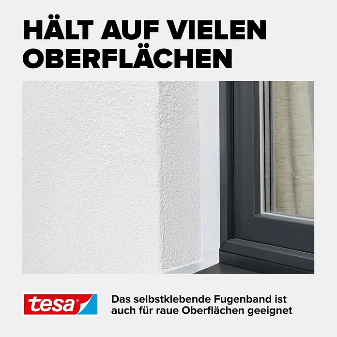 Tesa Reparaturklebeband - Weiß, 20 m x 50 mm - Raue weiße Wand trifft auf dunklen Fensterrahmen, demonstriert Eignung des selbstklebenden Bandes für unebene Oberflächen und Fensterabdichtung.