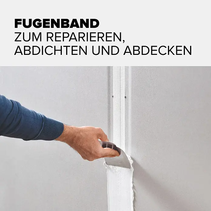 Tesa Reparaturklebeband - Weiß, 20 m x 50 mm - Eine Hand trägt Spachtelmasse über weißem Netz-Fugenband auf einer Trockenbauwand auf.