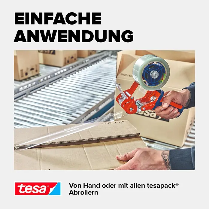 Tesa Pack Paketklebeband Ultra Strong Recycled - Transparent, L x B: 66 m x 50 mm - Eine Person versiegelt einen braunen Karton mit einem roten tesa Abroller und transparentem Klebeband auf einem Förderband.