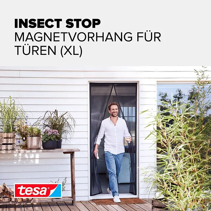 Tesa Insect Stop Insektenschutzvorhang selbstschließender Magnetvorhang - B x H: 120 x 240 cm, Montage Insektengitter: Kleben - Schwarzer Magnetvorhang für Türen zum Insektenschutz, an einer weißen Haustür installiert, ein Mann geht hindurch.