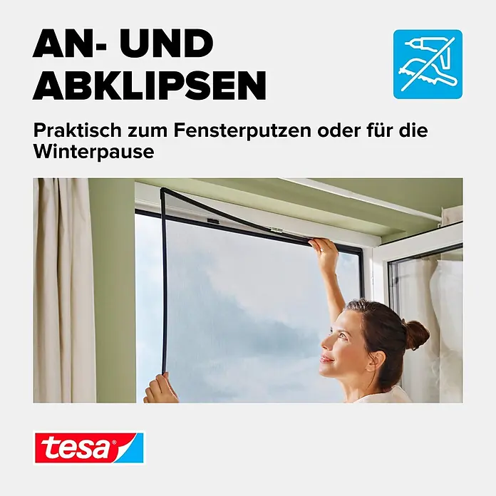 Tesa Insect Stop Insektenschutzfenster Insect Stop Anklipsrahmen - B x H: 1,2 x 2,4 m, Montage Insektengitter: Klemmen, Anthrazit - Eine Frau klipst einfach ein Insektenschutzgitter mit schwarzem Rahmen ans Fenster, betonend die werkzeuglose, abnehmbare Bauweise zum Reinigen oder Lagern.