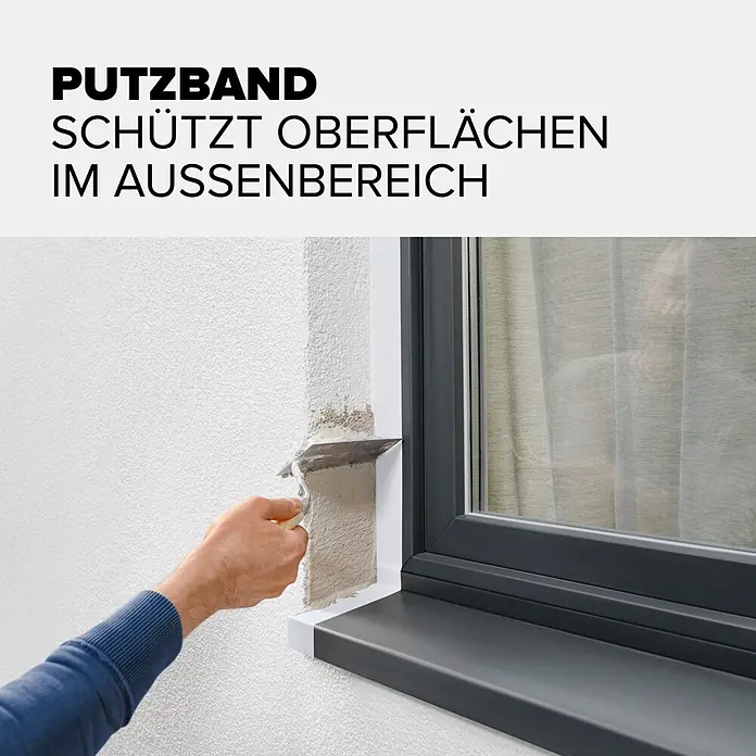 Tesa Putzband PE - Weiß, L x B: 33 m x 5 cm, Von Hand einreißbar - Putzband schützt einen dunklen Fensterrahmen beim Verputzen im Außenbereich.