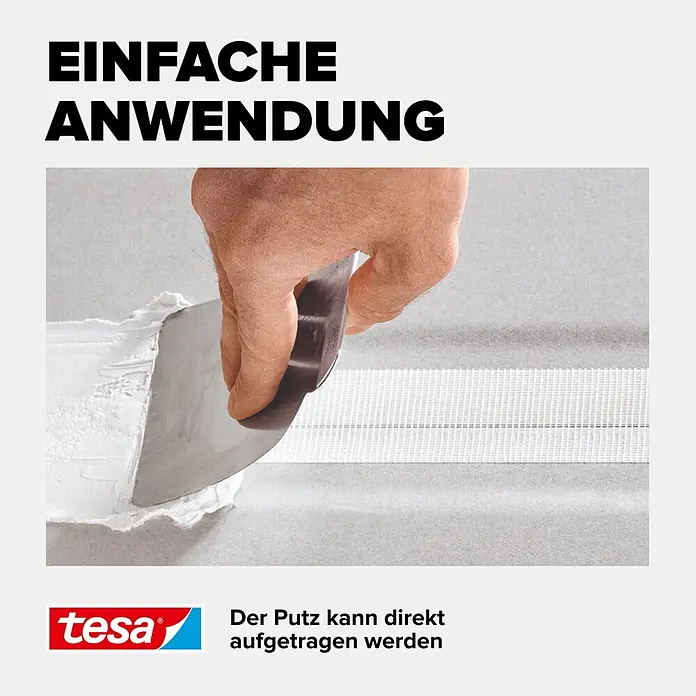 Tesa Reparaturklebeband - Weiß, 20 m x 50 mm - Eine Hand trägt Spachtelmasse mit einer Spachtel über weißes Netzband auf, für einfache Anwendung.