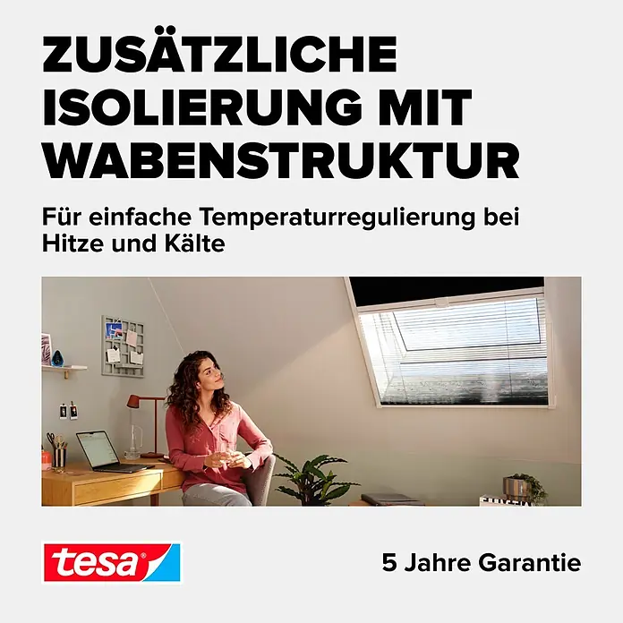 Tesa Sonnen-& Insektenschutz-Gitter - B x H: 116 x 164 cm, Montage Insektengitter: Kleben - Zusätzliche Isolierung mit Wabenstruktur für einfache Temperaturregulierung, auf einem Dachfenster gezeigt.