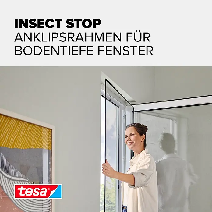 Tesa Insect Stop Insektenschutzfenster Insect Stop Anklipsrahmen - B x H: 1,2 x 2,4 m, Montage Insektengitter: Klemmen, Anthrazit - Frau bedient tesa Insektenschutz-Anklipsrahmen an bodentiefem Fenster, schützt vor Insekten.