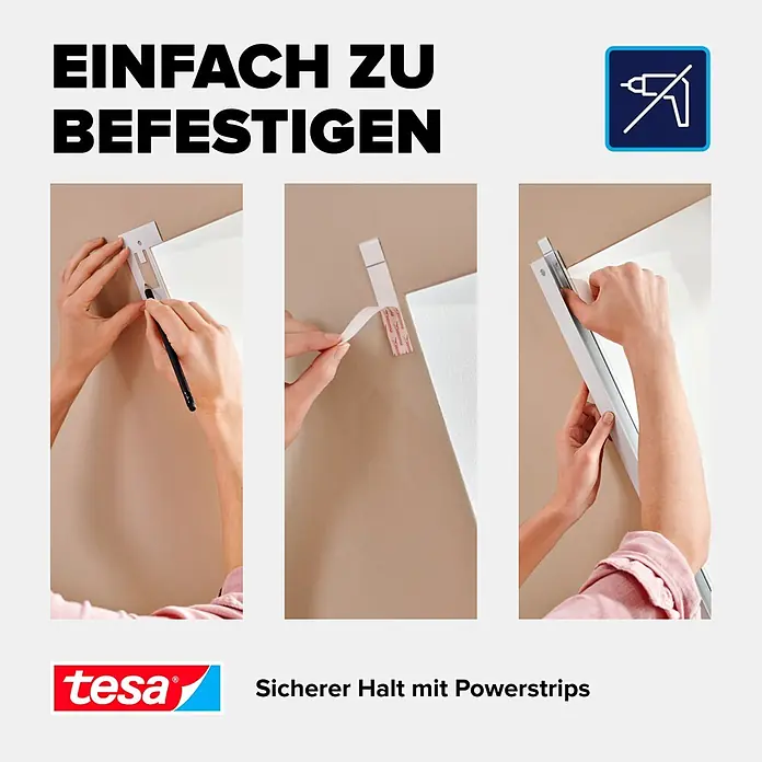 Tesa Sonnen-& Insektenschutz-Gitter - B x H: 116 x 164 cm, Montage Insektengitter: Kleben - Hände befestigen eine weiße Gardinen- oder Jalousieschiene mit Tesa Powerstrips bohrfrei an einer Wand.