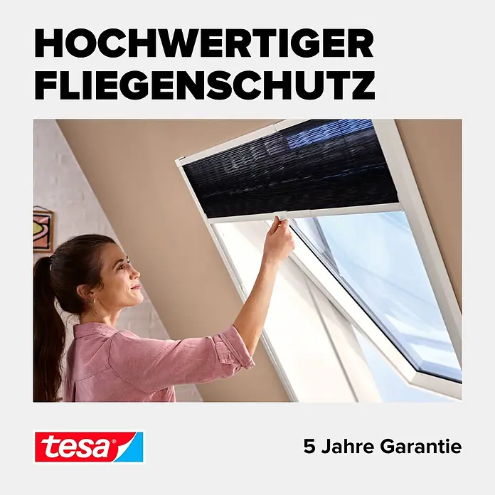 Tesa Insect Stop Insektenschutz-Dachfensterplissee teleskopierbar - Montage Insektengitter: Kleben - Hochwertiger schwarzer Plissee-Fliegenschutz an einem Dachfenster, von einer Frau bedient.