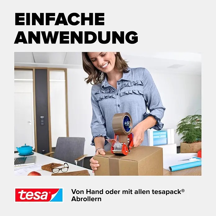 Tesa Pack Paketklebeband Ultra Strong Recycled - Braun, L x B: 66 m x 50 mm - Eine Frau versiegelt einen braunen Karton mit einem roten tesa Abroller und braunem Klebeband.