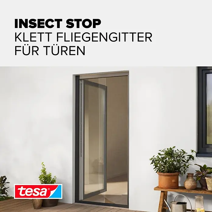 Tesa Insect Stop Insektenschutztür INSECT STOP Klett - B x H: 65 x 220 cm, Montage Insektengitter: Ankletten - Dunkel gerahmtes Insektenschutzgitter für Türen, leicht geöffnet, an einem modernen Hauseingang.
