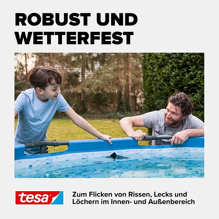 Tesa Ultra Power Unterwasser-Klebeband Under Water - Schwarz, 1,5 m x 50 mm - Ein Mann und ein Junge an einem blauen Pool. Tesa Reparaturklebeband ist robust und wetterfest für Risse und Lecks innen/außen.