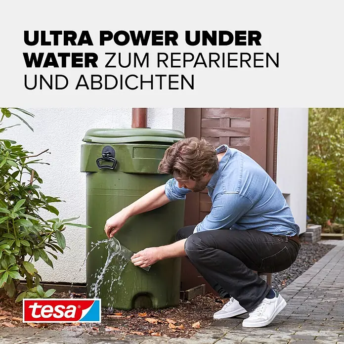 Tesa Ultra Power Reparaturband Under Water - 1,5 m x 50 mm, Transparent - Mann repariert ein undichtes grünes Regenfass unter Wasser mit transparentem tesa-Band.