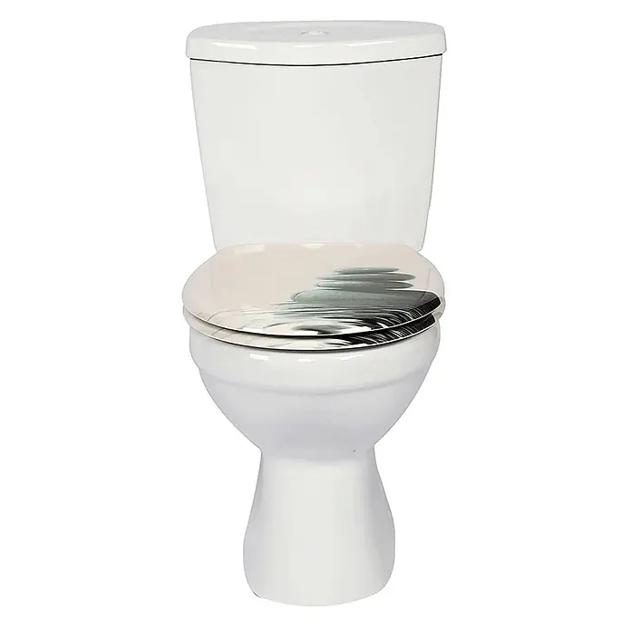 SAINOS WC-Sitz Duroplast WC-Sitz, Grün, Universal-O-Form, Absenkautomatik, Oben - Duroplast, Grün, Mit Absenkautomatik - Weißes Keramik-WC mit verziertem Toilettensitz, der ein ruhiges Design aus gestapelten Steinen und Wasserreflektion zeigt.