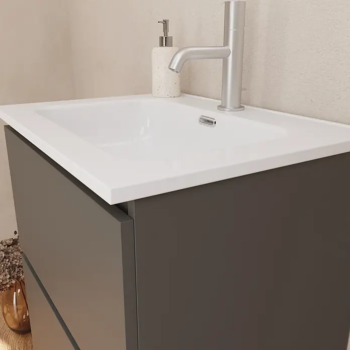 Lavabo empotrado Nairobi - 61 x 46 cm, Orificios para grifo: Medio, Sin desbordamiento, Blanco, Brillante - Lavabo de cerámica blanca con grifo plateado y dispensador de jabón salpicado, sobre un mueble de baño gris oscuro en un baño moderno.