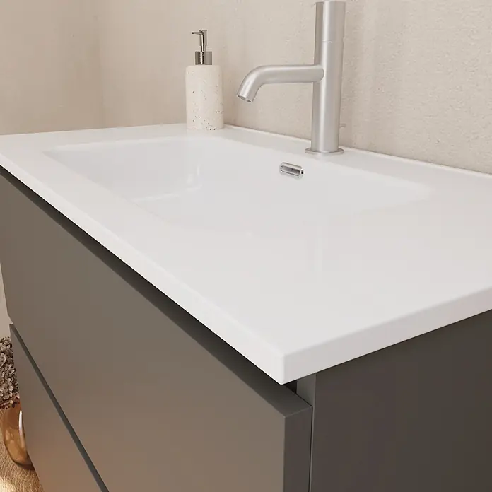 Lavabo empotrado Nairobi - 91 x 46 cm, Orificios para grifo: Medio, Sin desbordamiento, Blanco, Brillante - Mueble de baño moderno gris oscuro con lavabo blanco integrado, grifo plateado y dispensador de jabón texturizado.