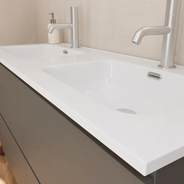 Lavabo empotrado Nairobi - 121 x 46 cm, Orificios para grifo: Medio, Sin desbordamiento, Blanco, Brillante - Un moderno tocador doble gris con dos lavabos blancos integrados y dos grifos plateados.