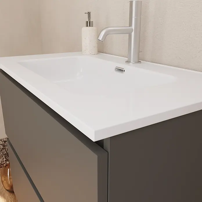 Lavabo empotrado Nairobi - 81 x 46 cm, Orificios para grifo: Medio, Sin desbordamiento, Blanco, Brillante - Mueble de baño moderno: lavabo blanco, grifo plateado y mueble gris.