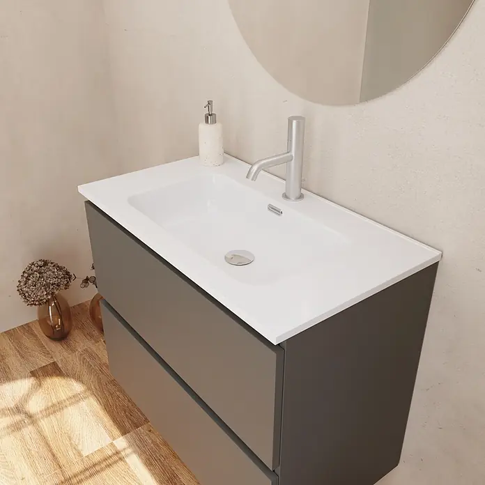 Lavabo empotrado Nairobi - 81 x 46 cm, Orificios para grifo: Medio, Sin desbordamiento, Blanco, Brillante - Un mueble de baño moderno gris oscuro con lavabo blanco integrado y grifo cromado, en un baño de tonos claros.