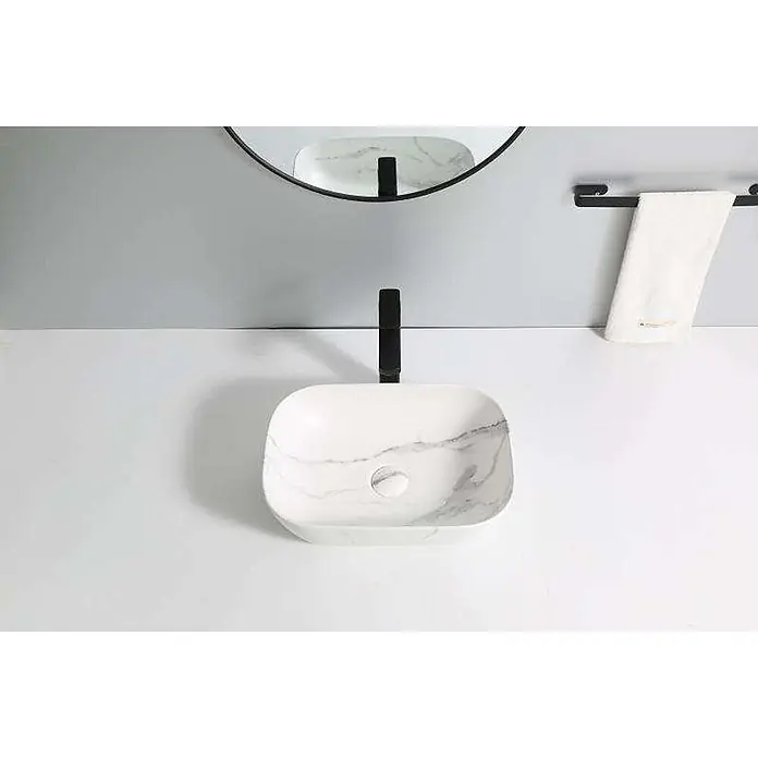 Poalgi Aufsatzwaschbecken MINI OVALO - 46,5 x 33,5 cm, Mit schmutzabweisender Glasur, Hahnloch: Ohne, Ohne Überlauf, Weiß - Weißes, marmoriertes, rechteckiges Aufsatzwaschbecken mit schwarzem Wasserhahn.