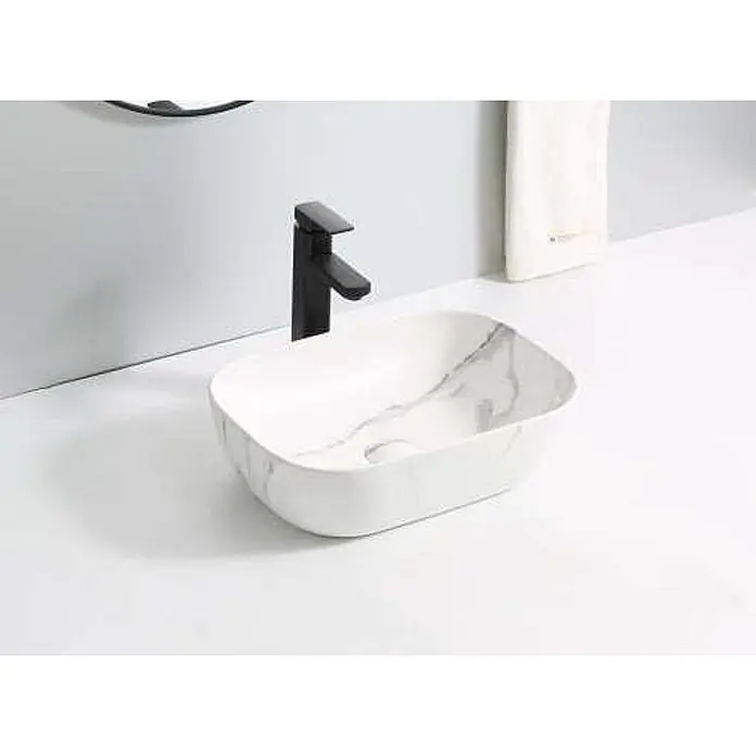 Poalgi Aufsatzwaschbecken MINI OVALO - 46,5 x 33,5 cm, Mit schmutzabweisender Glasur, Hahnloch: Ohne, Ohne Überlauf, Weiß - Weißes Keramik-Aufsatzwaschbecken mit Marmormuster und modernem mattschwarzem Wasserhahn.