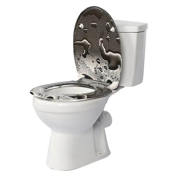 SAINOS WC-Sitz Duroplast WC-Sitz, Grau, Universal-O-Form, Absenkautomatik, Oben - Duroplast, Grau, Mit Absenkautomatik - Weiße Toilette mit dunklem, nass aussehendem Sitz und Deckel mit Wassertropfen und Blasen.