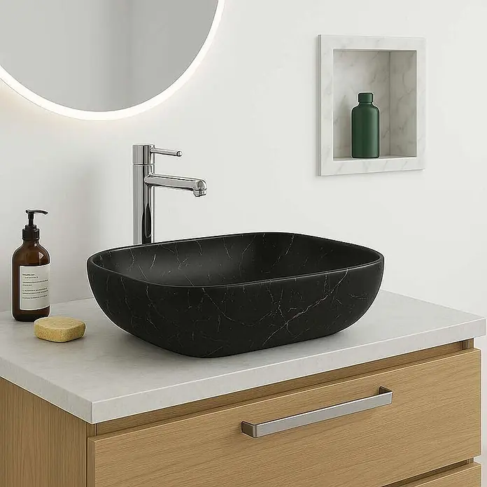 Poalgi Aufsatzwaschbecken MINI OVALO - 46,5 x 33,5 cm, Mit schmutzabweisender Glasur, Hahnloch: Ohne, Ohne Überlauf, Schwarz - Schwarzes Waschbecken mit Marmorstruktur auf hellem Waschtisch, mit Chromarmatur und Seifenspender.