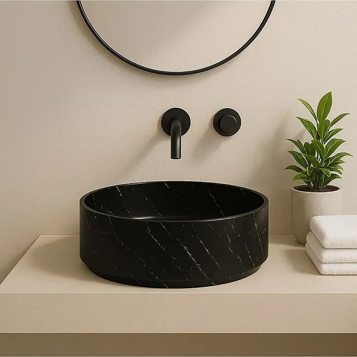 Poalgi Aufsatzwaschbecken CILIN - 36 x 36 cm, Mit schmutzabweisender Glasur, Hahnloch: Ohne, Ohne Überlauf, Schwarz - Rundes Aufsatzwaschbecken aus schwarzem Marmor mit weißer Äderung, in einem modernen Badambiente.
