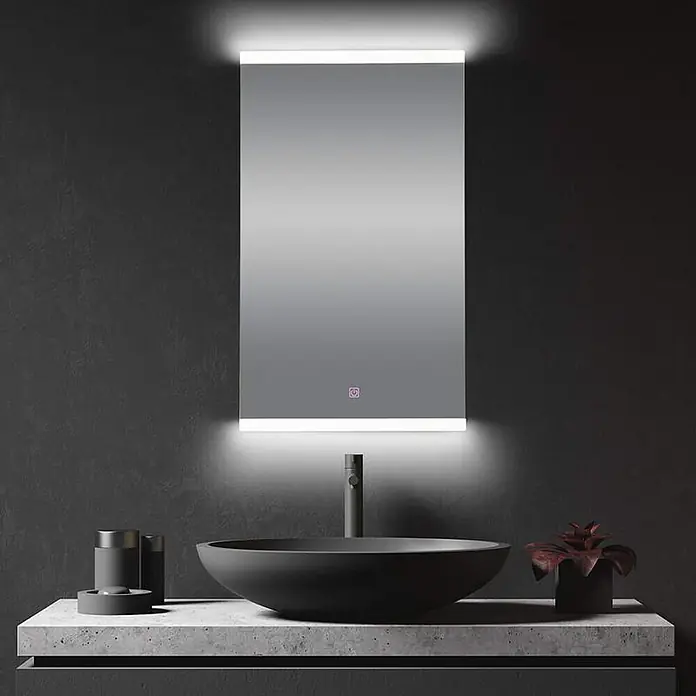 Hudor Wandspiegel M005 -  - Rechteckiger LED-Badezimmerspiegel mit beleuchteten Kanten, dunkler Wandarmatur und schwarzem Aufsatzwaschbecken.