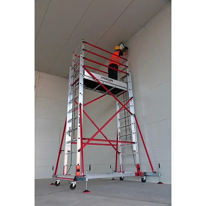 Andamio plegable Teletower - Altura de trabajo: 4,75 m, Ancho de la plataforma: 1,55 m, Longitud de la plataforma: 0,6 m - Torre de andamio móvil plateada y roja con trabajador instalando luz en el techo. Acceso seguro en altura.