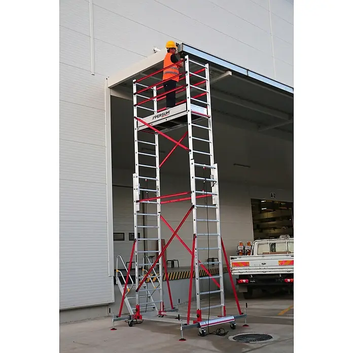 Andamio plegable Teletower - Altura de trabajo: 4,75 m, Ancho de la plataforma: 1,55 m, Longitud de la plataforma: 0,6 m - Torre de andamio móvil de aluminio plateado y rojo con un trabajador realizando tareas en altura cerca de un edificio.