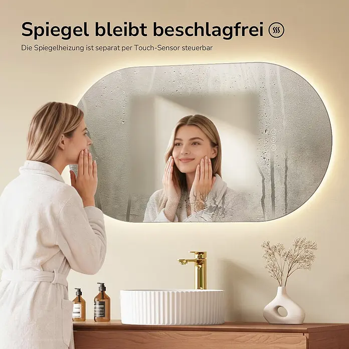 Lichtspiegel LM37 -  - Beheizter ovaler LED-Badezimmerspiegel, der einer Frau im Dampfbad eine klare, beschlagfreie Reflexion bietet. Mit Touch-Steuerung.