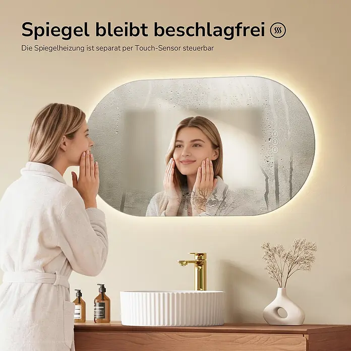 Emke Lichtspiegel LM37 -  - Beleuchteter Badspiegel mit Antibeschlagfunktion, zeigt ein klares Spiegelbild, während der restliche Spiegel beschlagen ist.