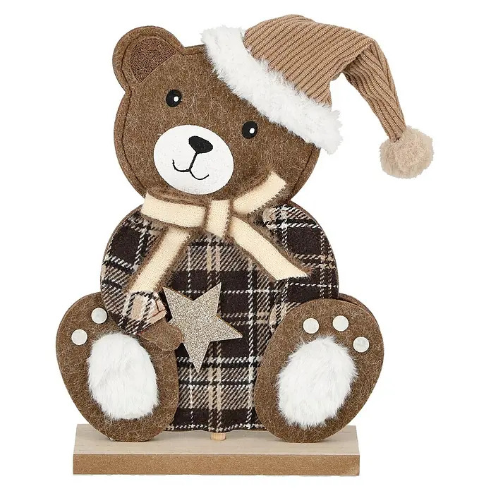Dekoelement Bär Rubi - Holz - Dekorativer brauner Filzbär mit beiger Wintermütze, beigem Schal, kariertem Körper, flauschigen Pfoten, hält einen Glitzerstern, auf Holzsockel.