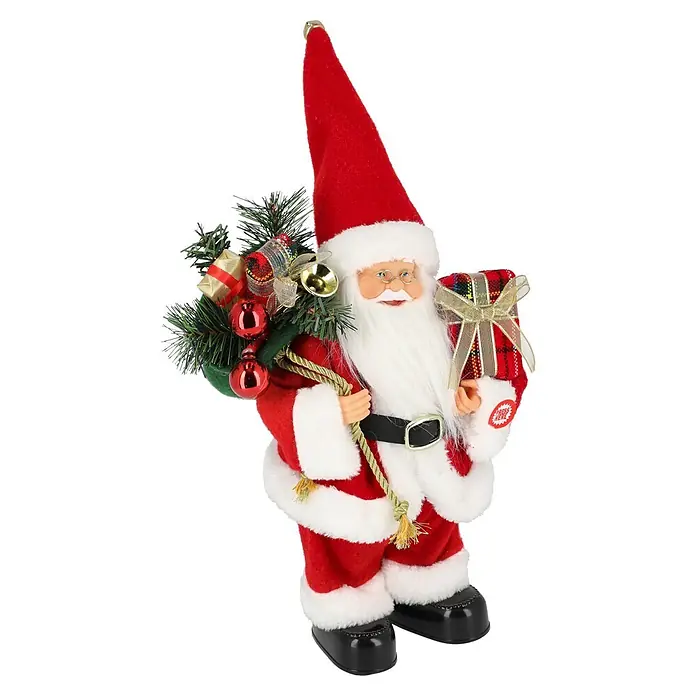 Mica Decorations Dekofigur Holly Jolly Christmas - Polyester - Rot-weiß gekleidete Weihnachtsmann-Figur aus Stoff mit langem Bart, Brille, grünem Geschenksack und karierter Geschenkbox.