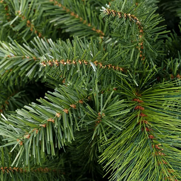 Künstlicher Weihnachtsbaum - Höhe: 210 cm, Grün, Standfuß - Nahaufnahme von realistischen künstlichen grünen Tannenzweigen mit gemischten Nadeln.
