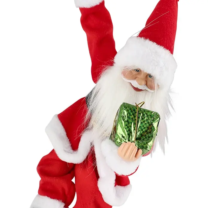 Mica Decorations Dekofigur an Zuckerstange hängend - L x B x H: 35 x 15 x 77 cm, Polyester - Eine Weihnachtsmann-Figur im roten Anzug und mit weißem Bart, die eine grüne Geschenkbox hält.