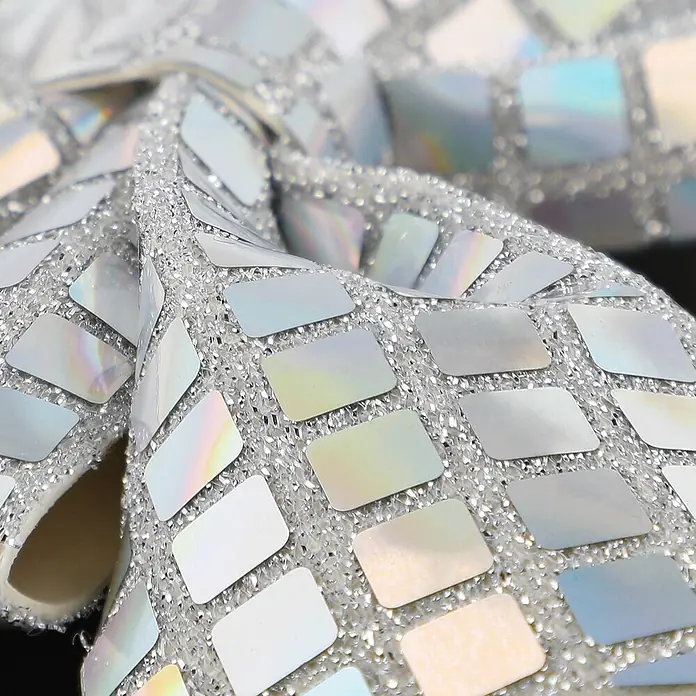 Mica Decorations Deko-Schleife - Irisierend, 2 Stk. - Glitzernder silberner Stoff mit schillernden quadratischen Pailletten und Glitzertextur.